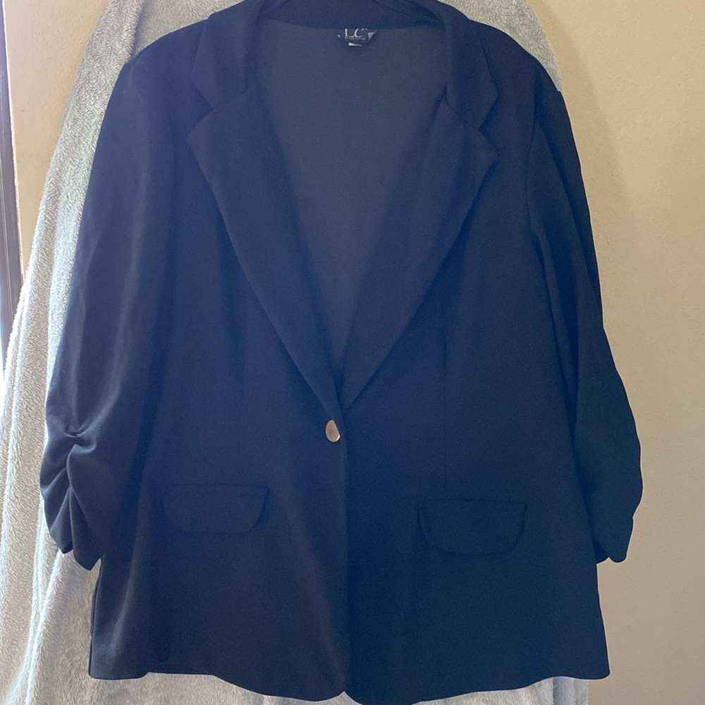 LC ✨ Women’s lightweight Blazer